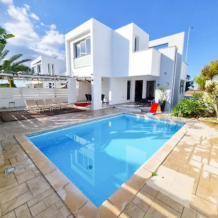 With Private Pool And Bbq 17 *